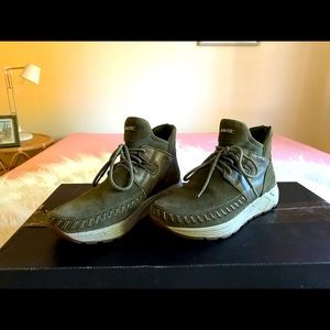 Earth high top shoes